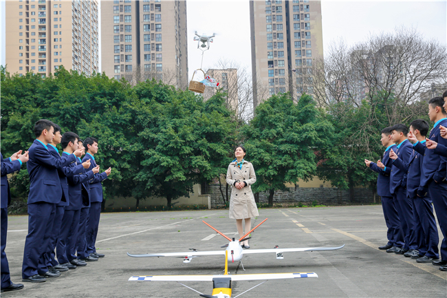 买球官方网站学子“三八节”送惊喜：无人机拉横幅..