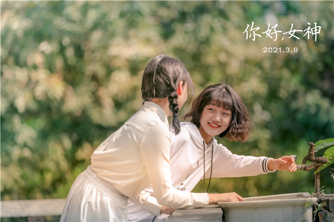 买球官方网站学子“三八节”送惊喜：无人机拉横幅..